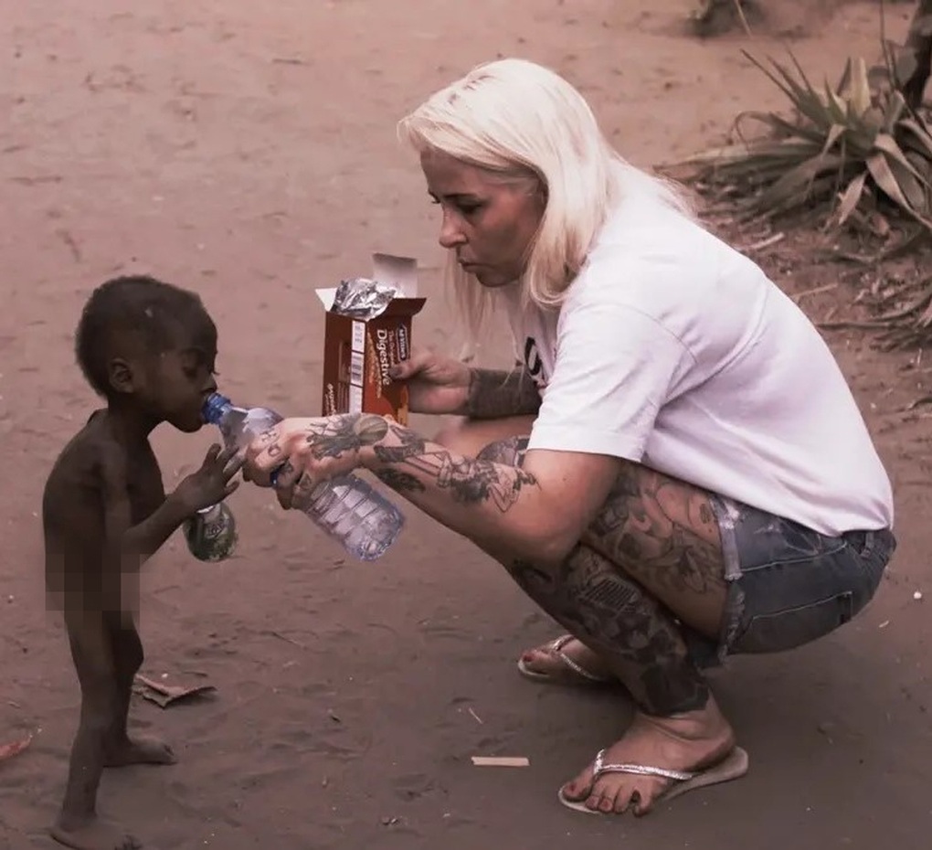 Cậu bé châu Phi trong bức ảnh chấn động thế giới 8 năm trước giờ ra sao? - 1