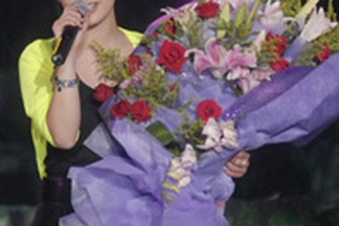 Chung Hân Đồng trở lại với sân khấu ca nhạc