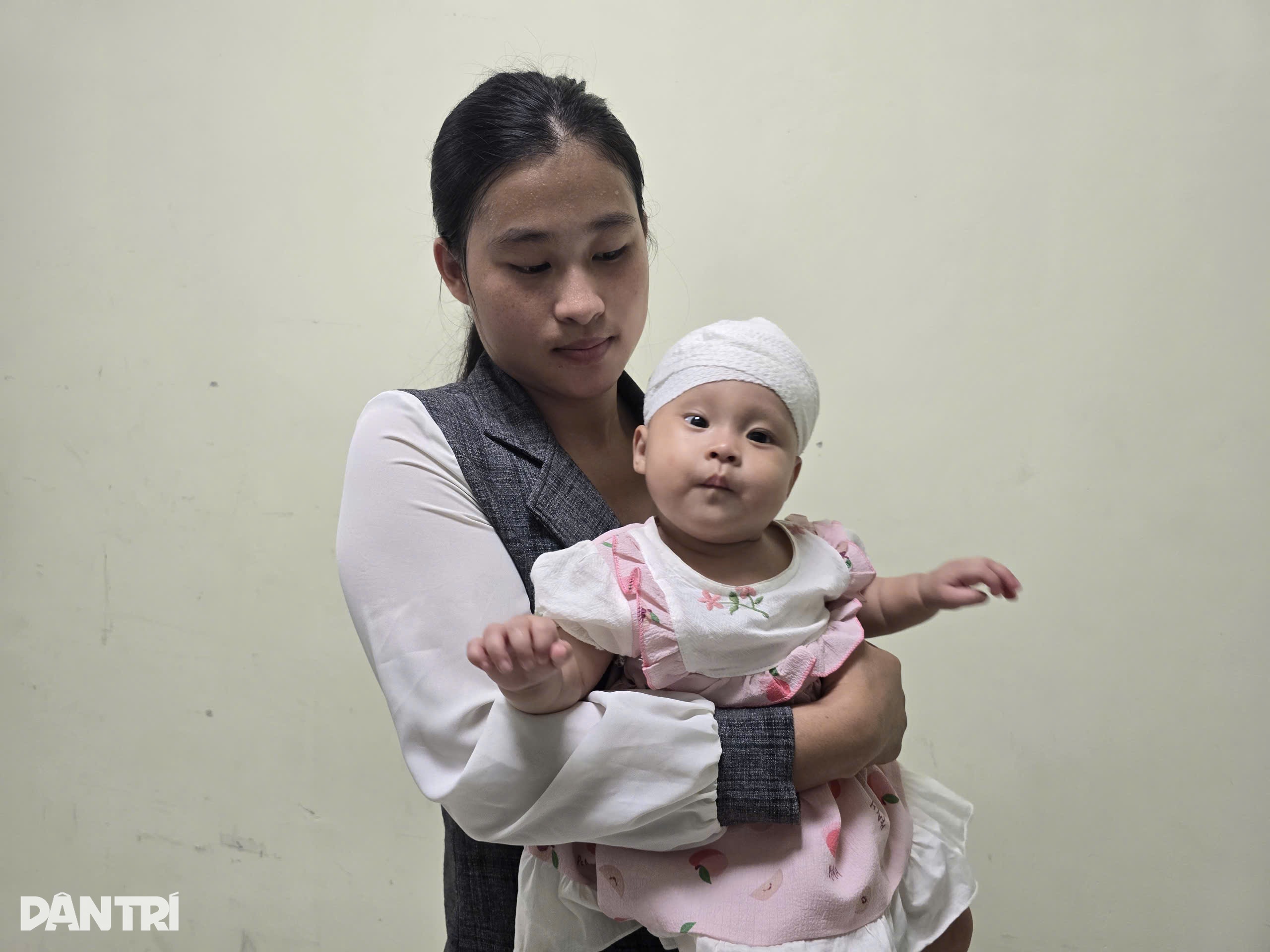 Bé Thùy Dương mắc dị tật khuyết hộp sọ được giúp hơn 516 triệu đồng - 4 Bé Thùy Dương mắc dị tật khuyết hộp sọ được giúp hơn 516 triệu đồng - 4