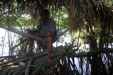 Mùa hè mát rượi trong ngôi nhà tránh nắng đặc biệt của cụ ông 90 tuổi