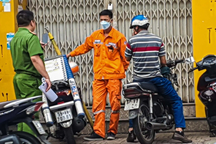 Hai người bị điện giật tử vong trên mái tôn tiệm sửa xe ở TPHCM