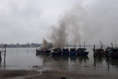 Tàu cá bất ngờ bốc cháy dữ dội trên sông Nhật Lệ