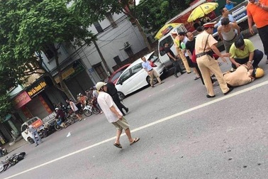 Hà Nội: Thanh niên ngổ ngáo tông gục Cảnh sát giao thông trên phố