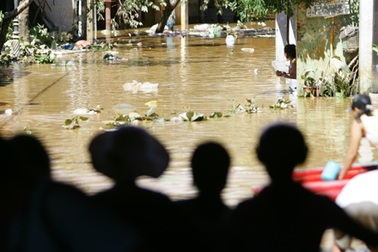 Những chuyện “cười ra nước mắt” trong bão