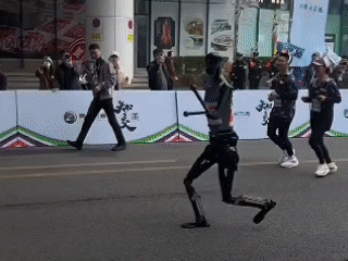 中国でロボットがマラソンランナーと並走 - 2 Robot chạy cùng vận động viên marathon ở Trung Quốc - 2