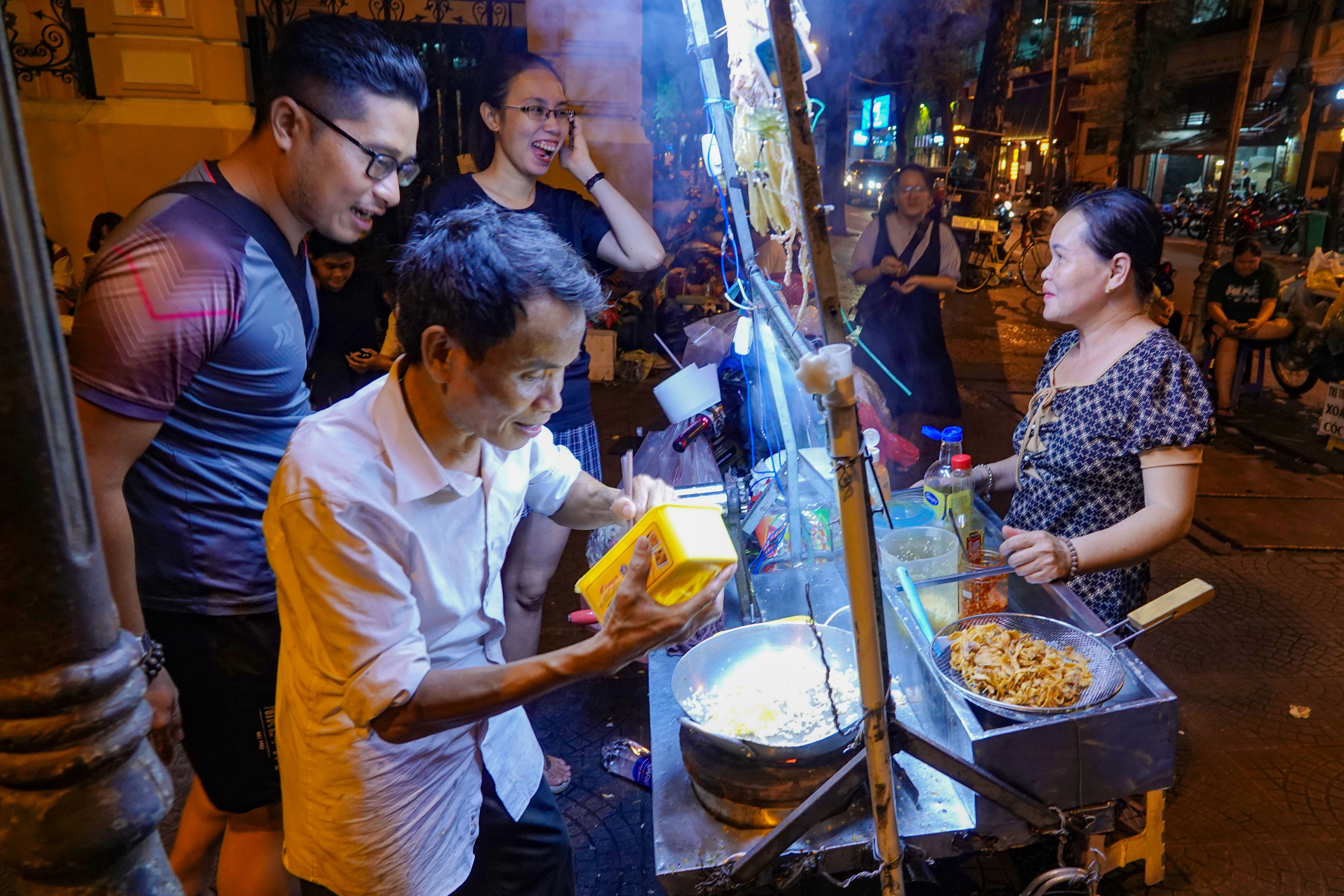 Lão gù ở nhà thờ Đức Bà với gánh hàng rong nuôi cả gia đình - 6