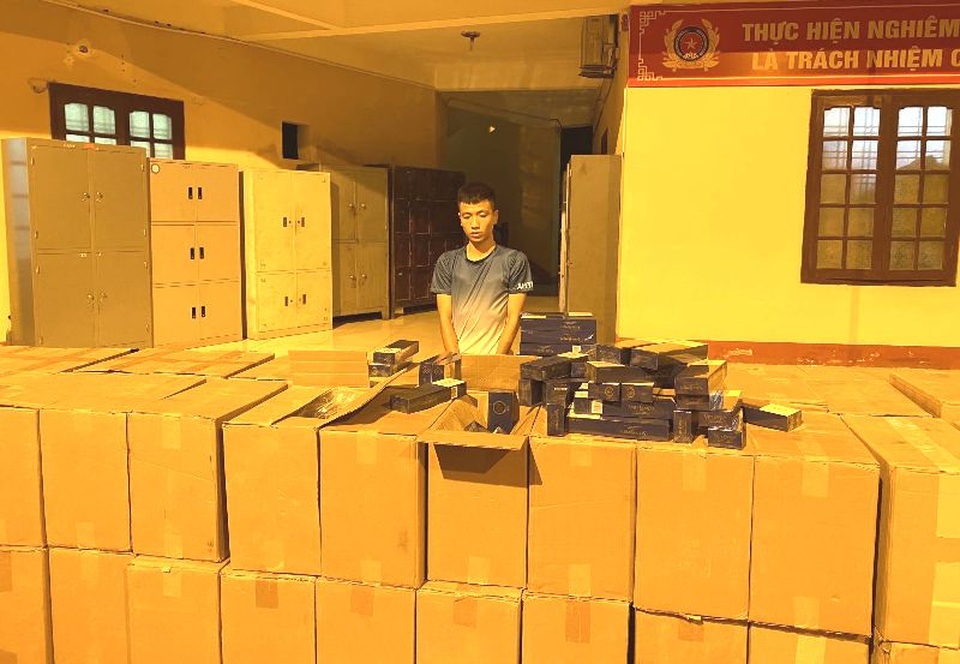 Dùng xe thư báo vận chuyển 40.000 bao thuốc lá lậu - 2 Dùng xe thư báo vận chuyển 40.000 bao thuốc lá lậu - 2