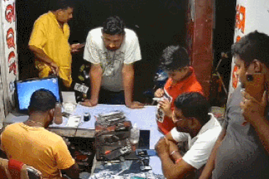 Clip khoảnh khắc pin smartphone phát nổ, bốc cháy dữ dội trên tay cậu bé