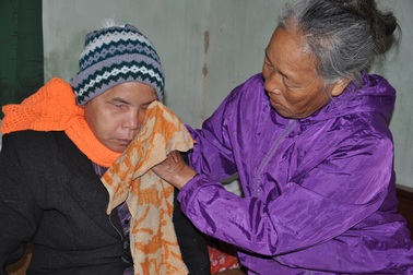 Cơ cực người đàn bà chăm chồng ung thư, em chồng bị mù lòa