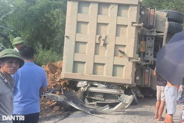 Xe tải bị lật đè bẹp ô tô con, 3 người tử vong