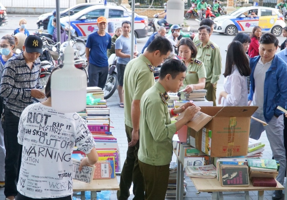 Thu giữ hàng loạt sách giả tại Hội chợ sách ở Hà Nội - 2 Thu giữ hàng loạt sách giả tại Hội chợ sách ở Hà Nội - 2