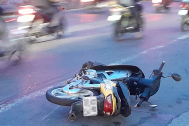 Xe máy bốc cháy sau khi va quệt nhau