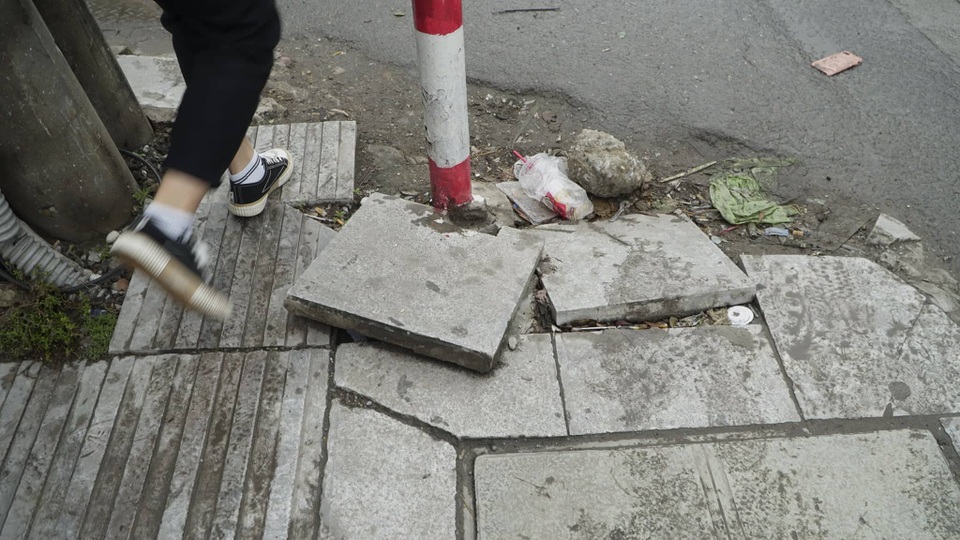 Đá lát vỉa hè Hà Nội độ bền 70 năm bong tróc sau 3 năm sử dụng - 4 Đá lát vỉa hè Hà Nội độ bền 70 năm bong tróc sau 3 năm sử dụng - 4