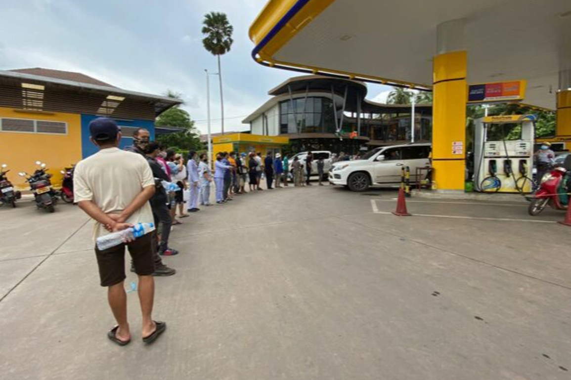 Khủng hoảng nhiên liệu, người Lào lái xe sang Thái Lan đổ xăng và mua sắm - 1 Khủng hoảng nhiên liệu, người Lào lái xe sang Thái Lan đổ xăng và mua sắm - 1