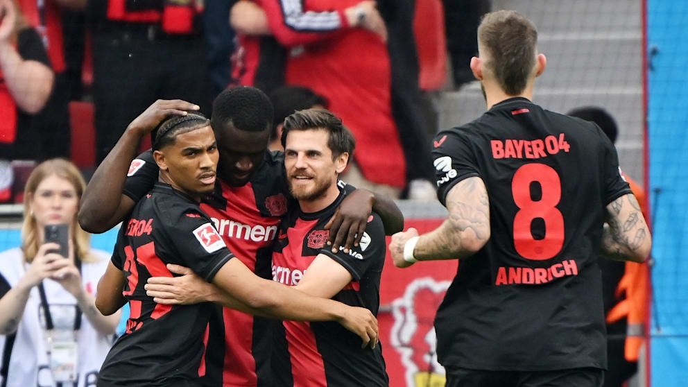 Leverkusen lập kỷ lục vĩ đại trong ngày vô địch Bundesliga - 1