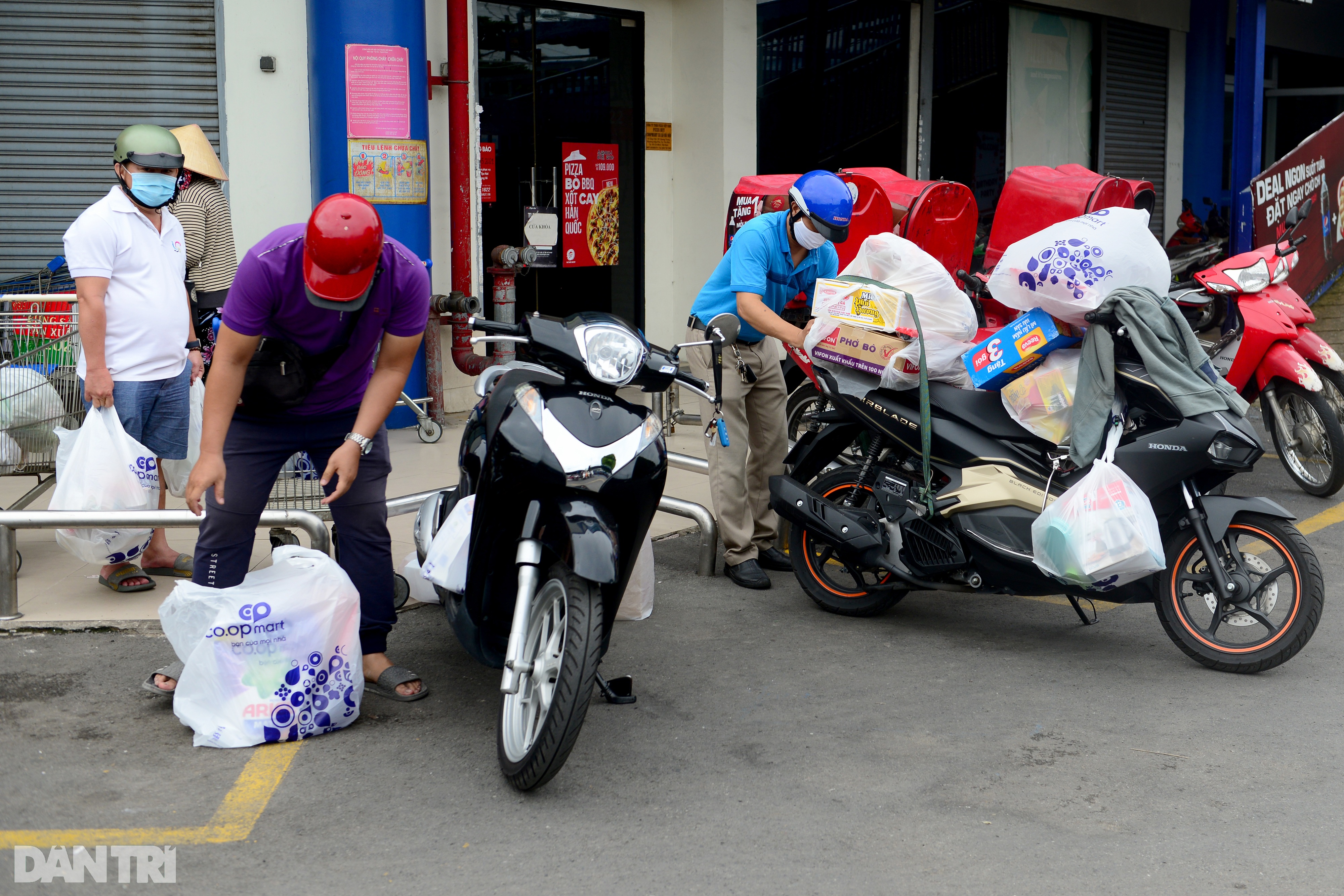 Xếp hàng dài hàng trăm mét vào siêu thị ở TPHCM, chờ cả tiếng để thanh toán - 14 Xếp hàng dài hàng trăm mét vào siêu thị ở TPHCM, chờ cả tiếng để thanh toán - 14