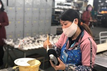 "Vượt bão" COVID-19: Vẫn trả lương cho công nhân dù tổ máy ngừng sản xuất