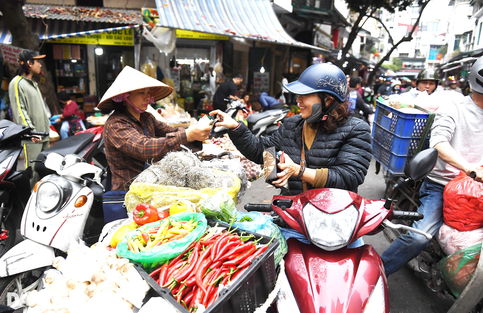 Hà Nội - nơi đắt đỏ nhất nước: Lương 50 triệu, tiền ăn đã hết gần một nửa - 1