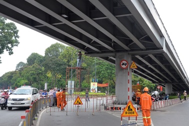 Xe container mắc kẹt dưới dầm cầu vượt thép Lăng Cha Cả