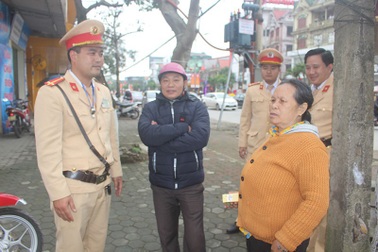 CSGT "giải cứu" cụ bà lạc giữa phố