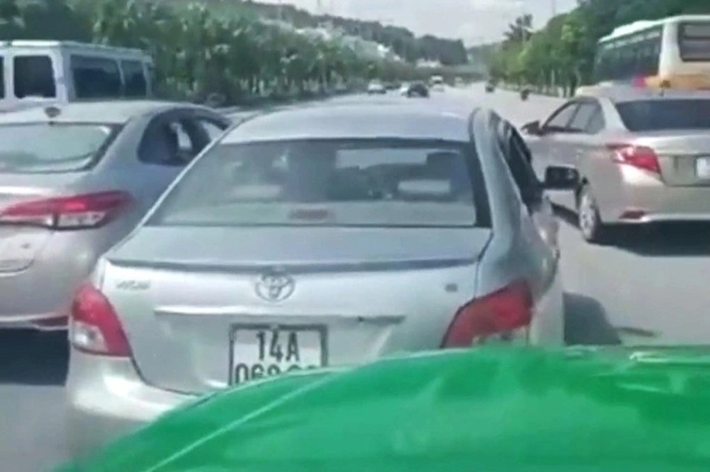 Tạm giữ 2 lái xe taxi dù tạt đầu, chèn ép xe khác ở Quảng Ninh - 2