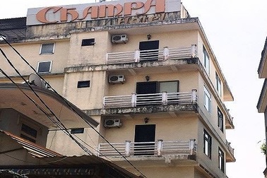 Nhân viên lễ tân khách sạn bị đâm trong đêm