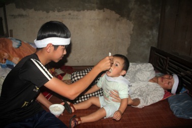 Thương lắm cậu bé mồ côi cha gồng mình cứu đôi mắt của mẹ