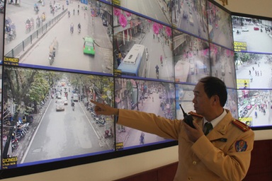 Một ngày tại trung tâm "bắt" lỗi giao thông khắp Hà Nội