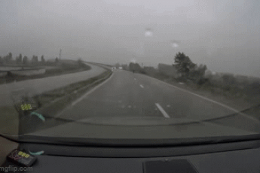 Lái ô tô đi ngược chiều, tài xế còn "đá đèn" đòi xe đi đúng nhường đường