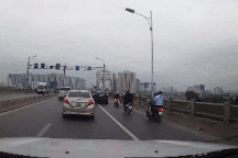 Ô tô bất ngờ bị lật nghiêng, gây tai nạn hàng loạt trên cầu