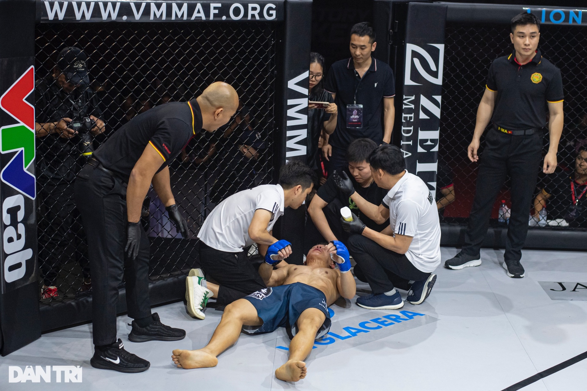 Khoảnh khắc Trần Quang Lộc hạ knock-out Lý Tiểu Long sau cú đấm liên hoàn - 9 Khoảnh khắc Trần Quang Lộc hạ knock-out Lý Tiểu Long sau cú đấm liên hoàn - 9