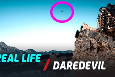 Màn trình diễn motor bay gây đứng tim của tay lái người Pháp