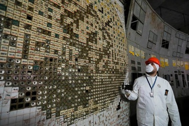 Bất chấp nguy cơ nhiễm phóng xạ, du khách vẫn nườm nượp thăm “địa điểm chết chóc”