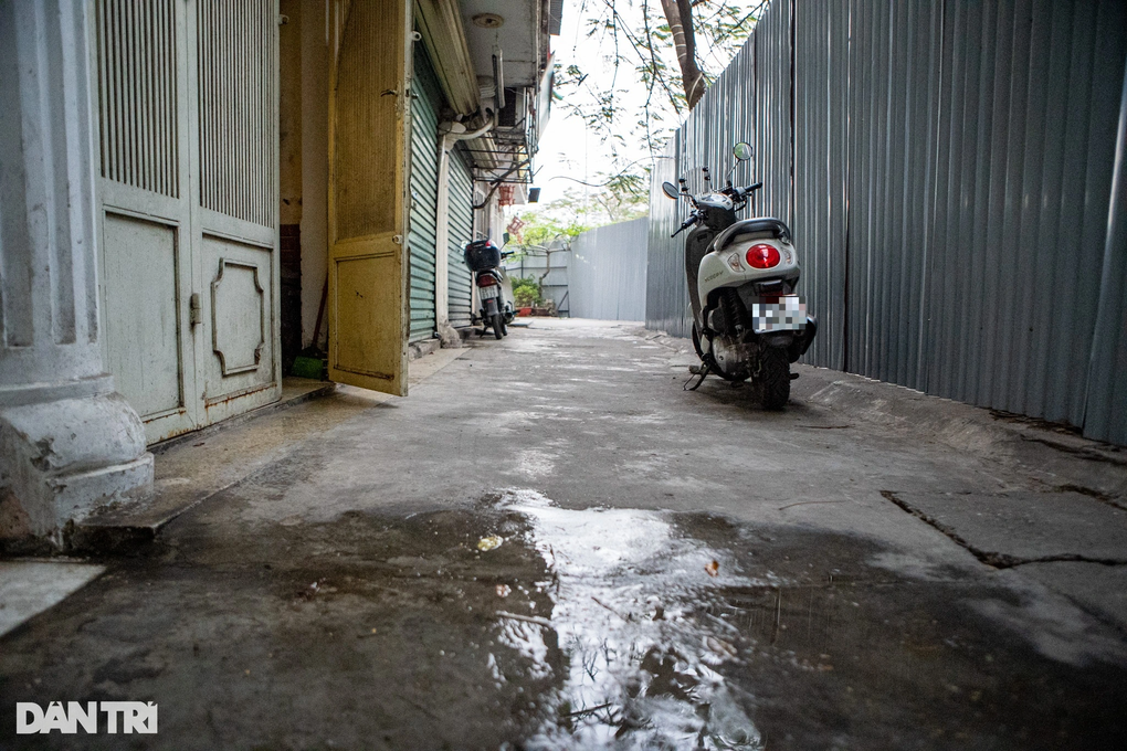 Cuộc sống quây tôn như trong lồng chim tại chung cư nguy hiểm nhất Hà Nội - 3 Cuộc sống quây tôn như trong lồng chim tại chung cư nguy hiểm nhất Hà Nội - 3