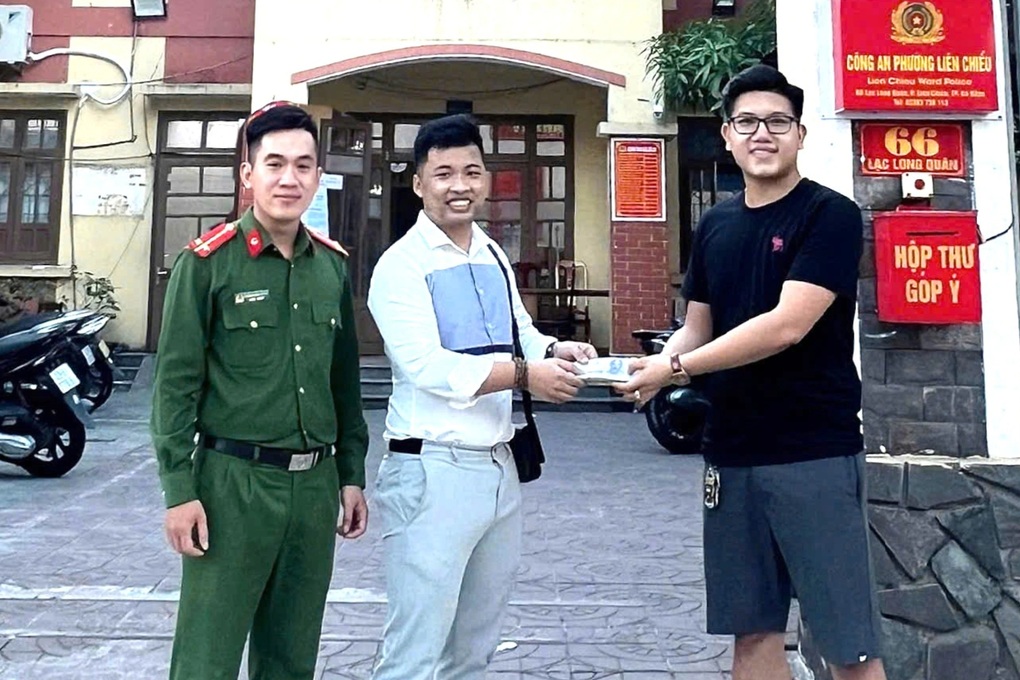 Nhặt được hơn 53 triệu đồng, nam thanh niên đến công an trình báo - 1 Nhặt được hơn 53 triệu đồng, nam thanh niên đến công an trình báo - 1