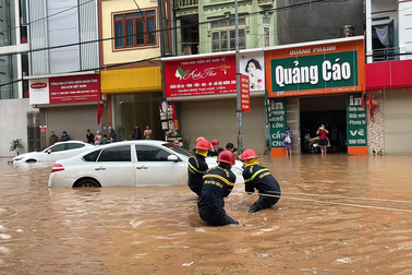 Nước lũ dâng cao ngang người, ô tô "bơi" ở phố núi Sơn La