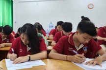 Chạy dịch Covid-19, học trò Sài Gòn "vắt chân lên cổ" ngày thi 3 - 4 môn