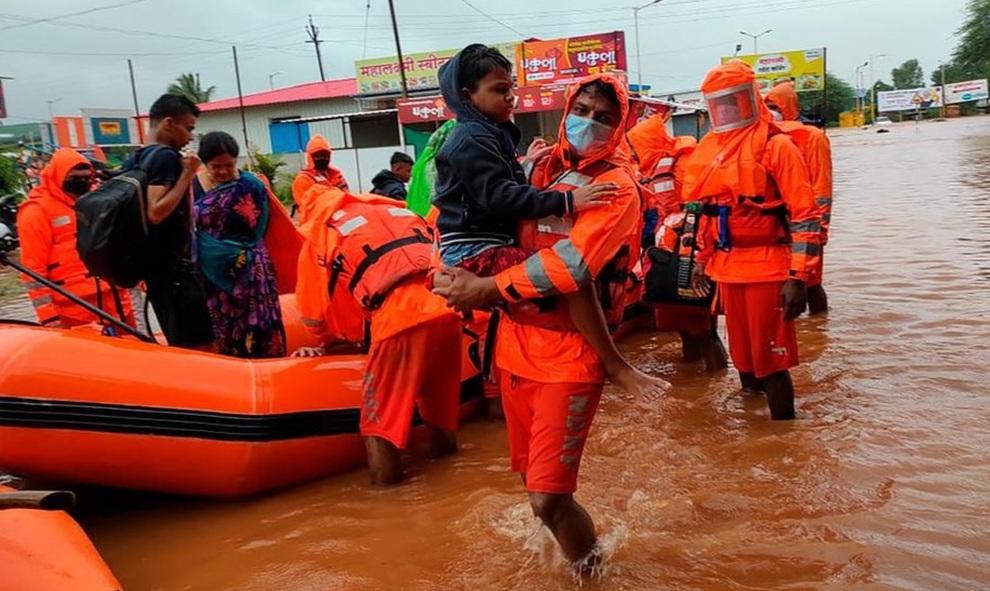 Bão lũ càn quét giữa lúc châu Á quay cuồng với Covid-19 - 1