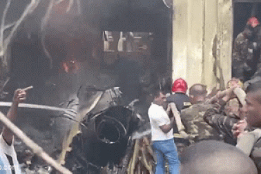 Video máy bay quân sự rơi ở Bangladesh khiến 19 người thiệt mạng