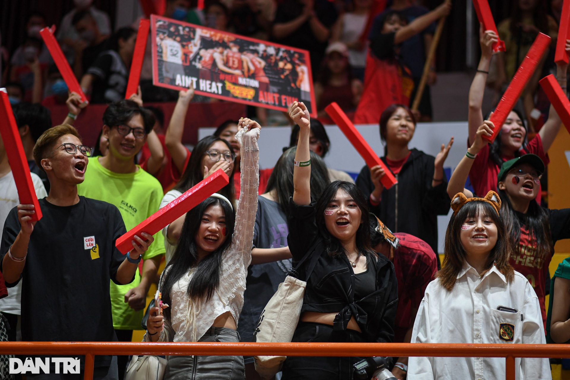 CĐV Saigon Heat đốt cháy nhà thi đấu Tây Hồ trong niềm vui chiến thắng - 9 CĐV Saigon Heat đốt cháy nhà thi đấu Tây Hồ trong niềm vui chiến thắng - 9