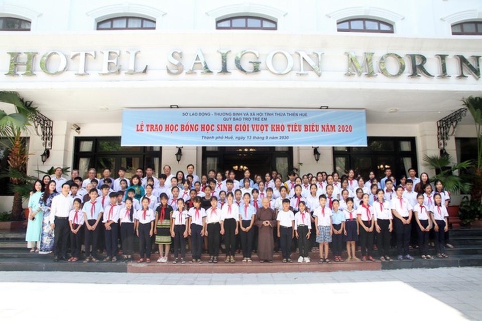 Sở LĐ-TBXH Thừa Thiên Huế trao học bổng 100 học sinh vượt khó học giỏi - 2 Sở LĐ-TBXH Thừa Thiên Huế trao học bổng 100 học sinh vượt khó học giỏi - 2