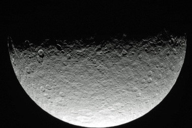 Phát hiện bất ngờ về khoảng trống không gian trên Sao Thổ