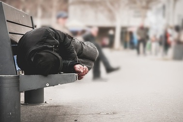 Hành động nghĩa hiệp của người đàn ông vô gia cư khiến dân mạng thán phục