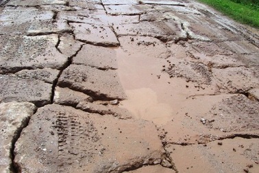 "Hung thần" xe tải "tàn phá" mặt đê hữu sông Hồng    