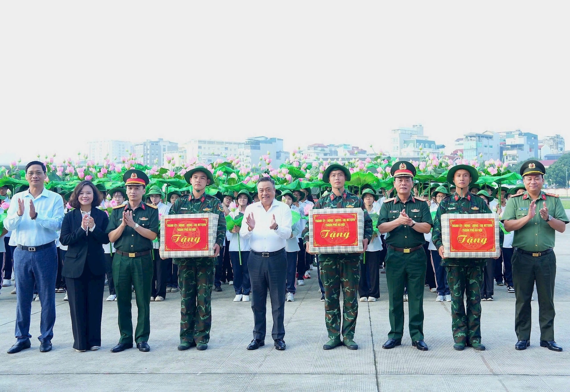 Hà Nội miễn phí nước uống và bánh cho nhân dân xem diễu binh 2/9 - 1