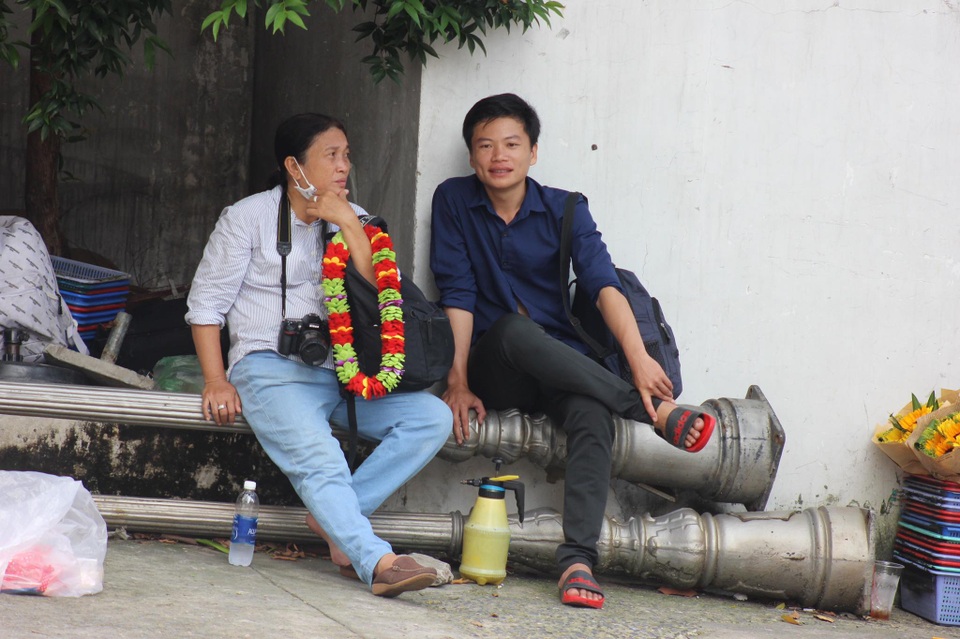Thợ chụp ảnh dạo “điêu đứng” vì... ế khách - 2 Thợ chụp ảnh dạo “điêu đứng” vì... ế khách - 2