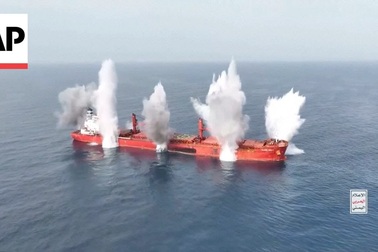 Houthi công bố video đánh chìm tàu hàng ở Biển Đỏ