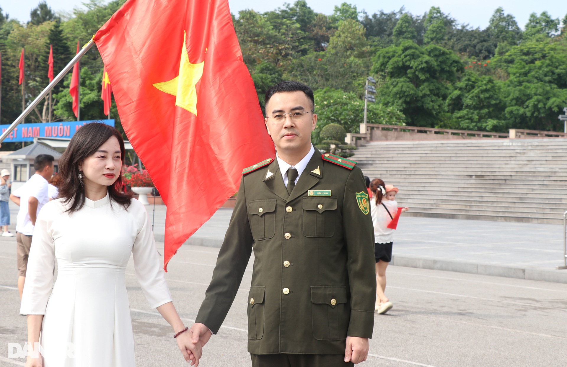 Người dân đổ về quảng trường Hồ Chí Minh lưu lại hình ảnh ngày lễ 30/4 - 7 Người dân đổ về quảng trường Hồ Chí Minh lưu lại hình ảnh ngày lễ 30/4 - 7