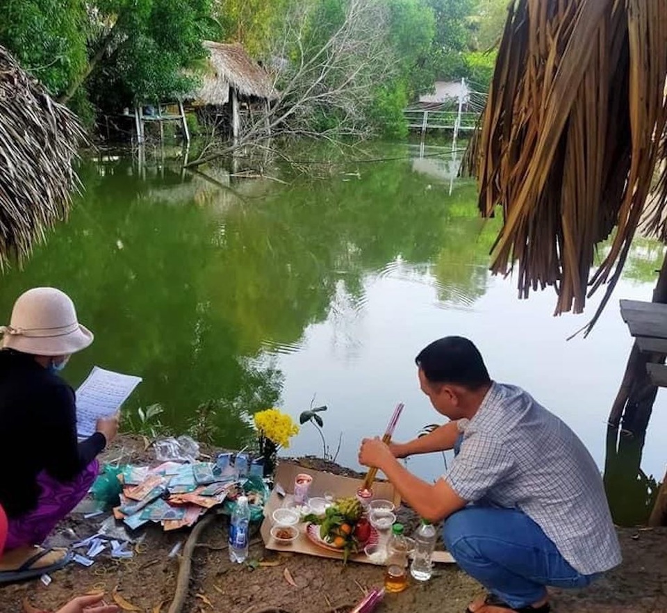Thương tâm, bé trai 8 tuổi ngã ao nước trong quán ăn tử vong - 1 Thương tâm, bé trai 8 tuổi ngã ao nước trong quán ăn tử vong - 1