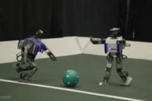 Robot đã tự biết lừa bóng, qua người, ghi bàn